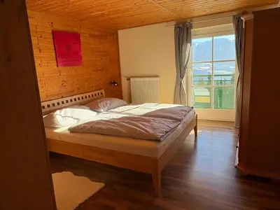 Ein Bett oder Betten in einem Zimmer der Unterkunft moderne Apartments am Attersee Dachsteinblick - ruhige Lage mit traumhaften Blick