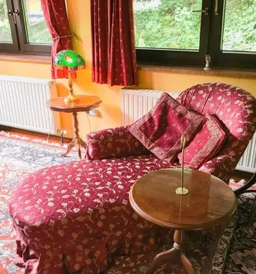 Ein Sitzbereich in der Unterkunft Penthouse-Suite Mountain View mit Waldhütte/Sauna/Netflix