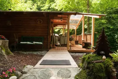 Ein Garten an der Unterkunft Penthouse-Suite Mountain View mit Waldhütte/Sauna/Netflix