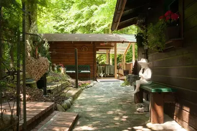 Ein Garten an der Unterkunft Penthouse-Suite Mountain View mit Waldhütte/Sauna/Netflix