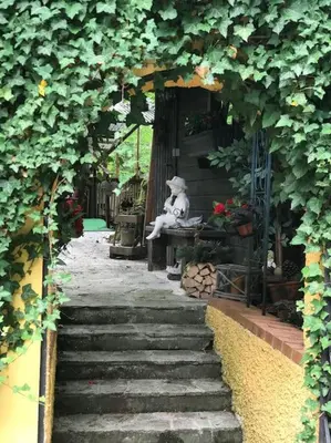 Ein Garten an der Unterkunft Penthouse-Suite Mountain View mit Waldhütte/Sauna/Netflix