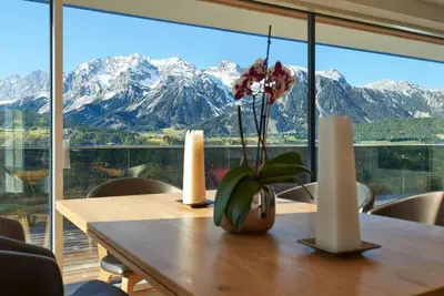 Ein allgemeiner Bergblick oder ein Berglick von des Chalets aus