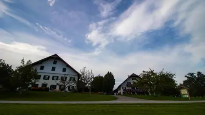 Das Gebäude in dem sich der Bauernhof befindet