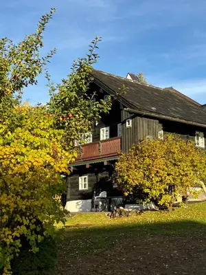 Das Gebäude in dem sich das Ferienhaus befindet
