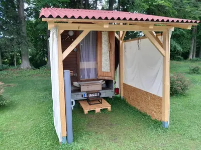Ein Garten an der Unterkunft Campingfass Almtal
