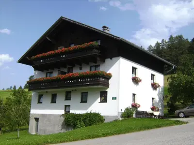Das Gebäude in dem sich der Bauernhof befindet