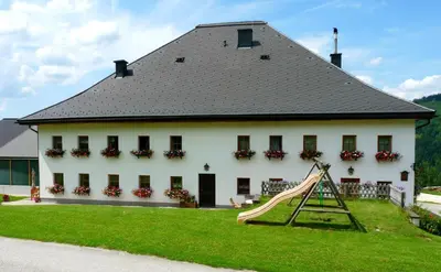 Das Gebäude in dem sich der Bauernhof befindet