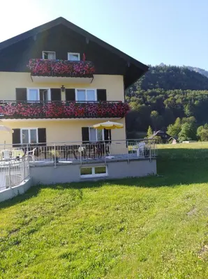 Ein allgemeiner Bergblick oder ein Berglick von des Bed & Breakfasts aus