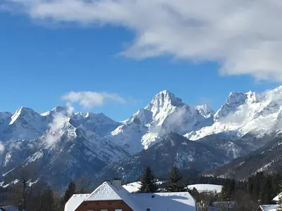 Ein allgemeiner Bergblick oder ein Berglick von des Ferienhauses aus