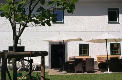 Das Gebäude in dem sich das Ferienhaus befindet