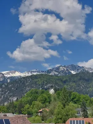 Ein allgemeiner Bergblick oder ein Berglick von der Ferienwohnung aus