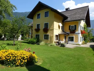 Ein Garten an der Unterkunft Gästehaus Binder