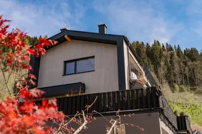 Das Gebäude in dem sich die Ferienwohnung befindet
