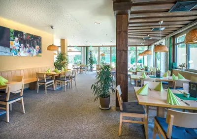 Ein Restaurant oder anderes Speiselokal in der Unterkunft JUFA Hotel Altenmarkt-Zauchensee