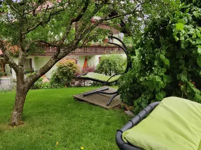 Ein Garten an der Unterkunft Pension Holzapfel