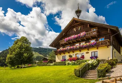 Ein allgemeiner Bergblick oder ein Berglick von des Bauernhofs aus
