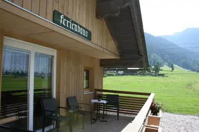 Ein allgemeiner Bergblick oder ein Berglick von der Ferienwohnung aus