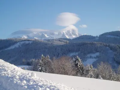 Ein allgemeiner Bergblick oder ein Berglick von der Ferienwohnung aus