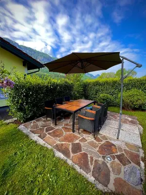 Ein Garten an der Unterkunft Apartment Ferienwohnung DAS UNTERACH am Attersee