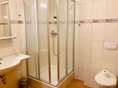 Ein Badezimmer in der Unterkunft Exklusives Apt mit 3 Schlafzimmern & 3 Bädern