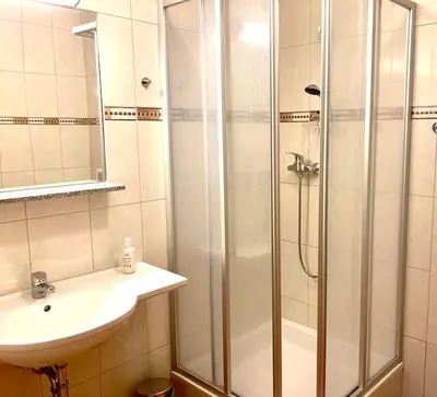 Ein Badezimmer in der Unterkunft Exklusives Apt mit 3 Schlafzimmern & 3 Bädern