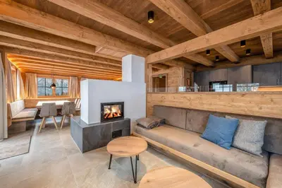 Ein Sitzbereich in der Unterkunft Poolchalet Dachsteinblick