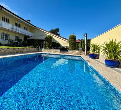 Der Swimmingpool an oder in der Nähe von Luxury-Suites Traunsee