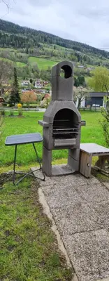 Ein für Gäste verfügbarer Grill im Ferienhaus