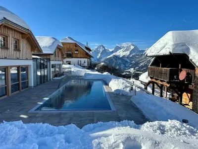 Ein allgemeiner Bergblick oder ein Berglick von of country house aus
