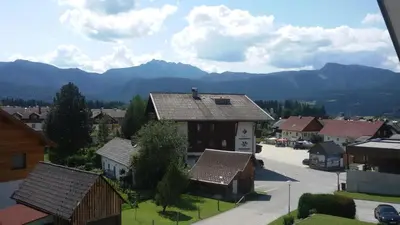Ein allgemeiner Bergblick oder ein Berglick von der Ferienwohnung aus