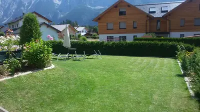 Ein Garten an der Unterkunft LANDHAUS JASMIN ausgezeichnet mit 4 Kristallen - FW Zinkenblick