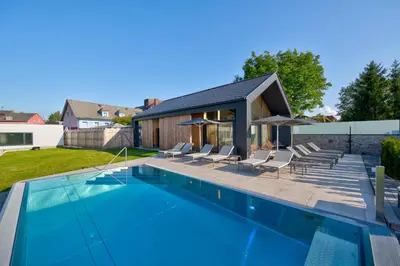 Der Swimmingpool an oder in der Nähe von Gästehaus Leimer Bräu
