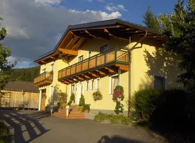 Das Gebäude in dem sich das Ferienhaus befindet