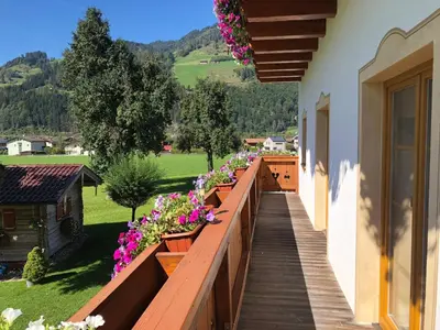 Ein allgemeiner Bergblick oder ein Berglick von des Bauernhofs aus