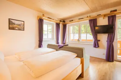 Ein Bett oder Betten in einem Zimmer der Unterkunft Narzissendorf Zloam am Grundlsee