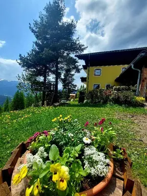 Ein Garten an der Unterkunft Kohlegghof