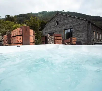 Der Swimmingpool an oder in der Nähe von Altholz-Apartment