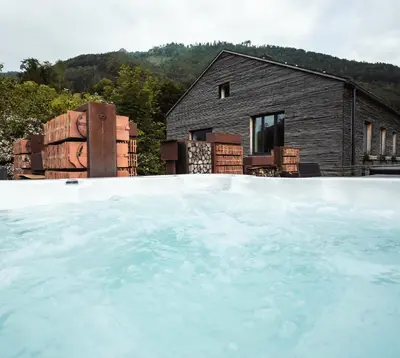 Der Swimmingpool an oder in der Nähe von Altholz-Apartment