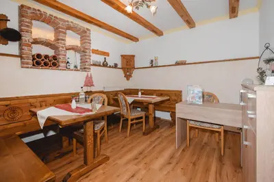 Ein Restaurant oder anderes Speiselokal in der Unterkunft Ferienwohnungen Rupertihaus