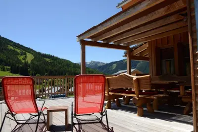 Ein allgemeiner Bergblick oder ein Berglick von des Ferienhauses aus