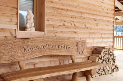Ein Sitzbereich in der Unterkunft Murmeltierhütte