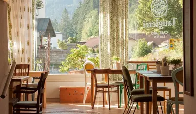 Ein allgemeiner Bergblick oder ein Berglick von des Hotels aus