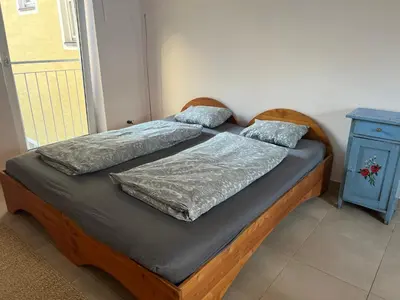 Ein Bett oder Betten in einem Zimmer der Unterkunft Tauglerei Doppelzimmer Bergamotte
