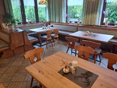 Ein Restaurant oder anderes Speiselokal in der Unterkunft Gasthof Leitner - Der Wirt an der Klamm