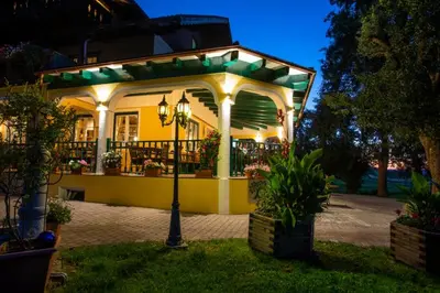 Ein Garten an der Unterkunft Landhotel Waldmühle