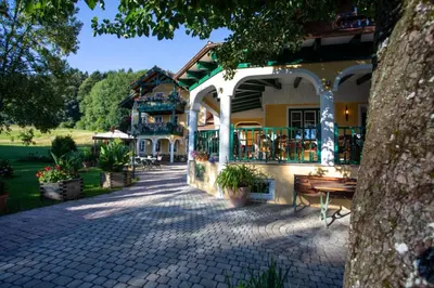 Ein Garten an der Unterkunft Landhotel Waldmühle