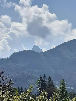 Ein allgemeiner Bergblick oder ein Berglick von der Ferienwohnung aus