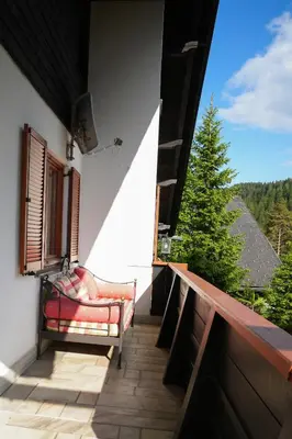 Ein allgemeiner Bergblick oder ein Berglick von des Ferienhauses aus