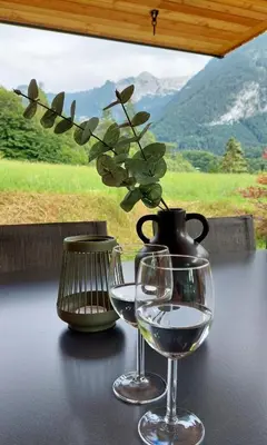 Ein allgemeiner Bergblick oder ein Berglick von des Ferienhauses aus