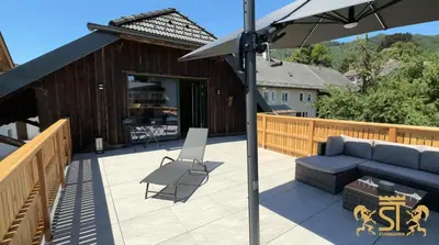 Ein Sitzbereich in der Unterkunft Chalet Münsterstadl